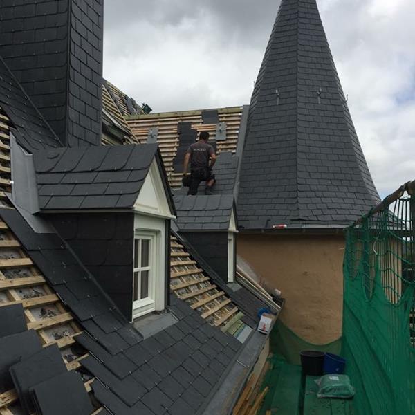 Rénovation de toit respectant la protection des bâtiments historiques classés