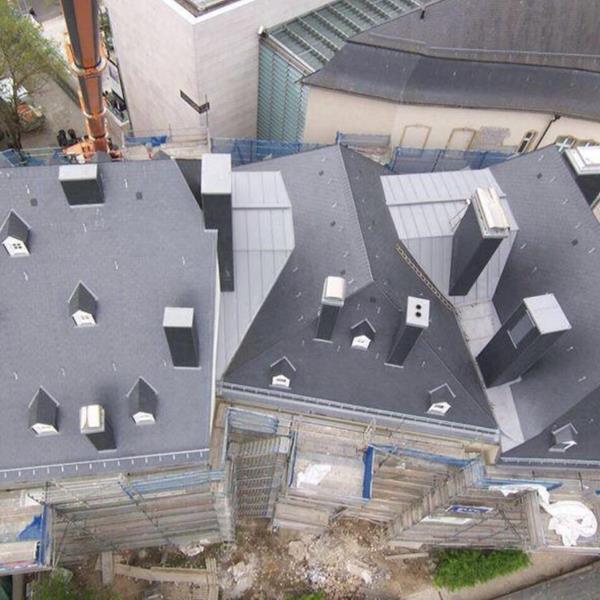 Rénovation de toit respectant la protection des bâtiments historiques classés